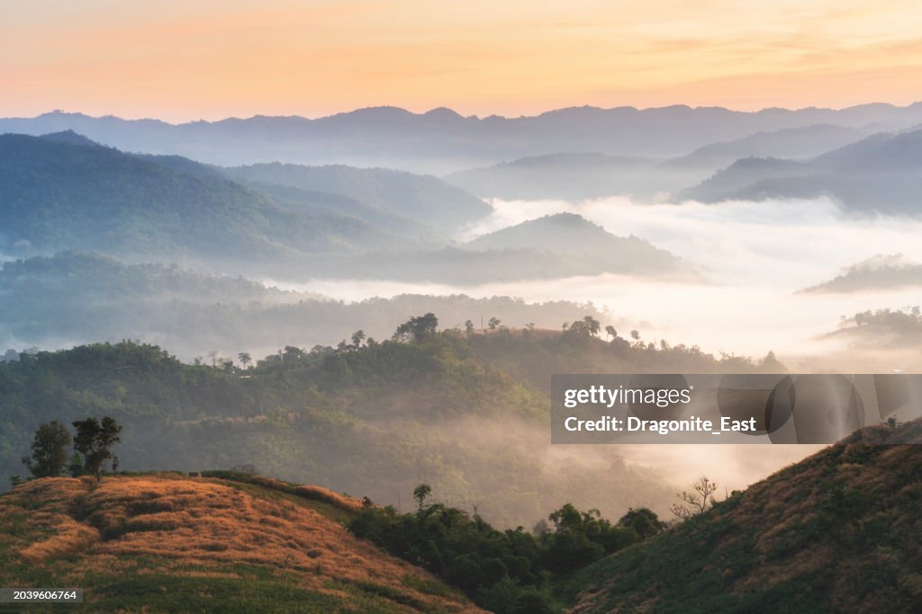 Spektakuläre Aussicht auf Sonnenaufgang und nebligen Morgen auf Bergblick im Norden Thailands