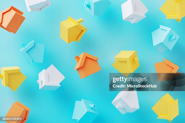 objetos coloridos de la casa sobre fondo azul - propiedad inmobiliaria fotografías e imágenes de stock