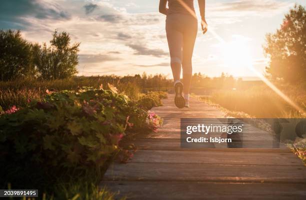 blonde woman jogging - corrida de ponto imagens e fotografias de stock