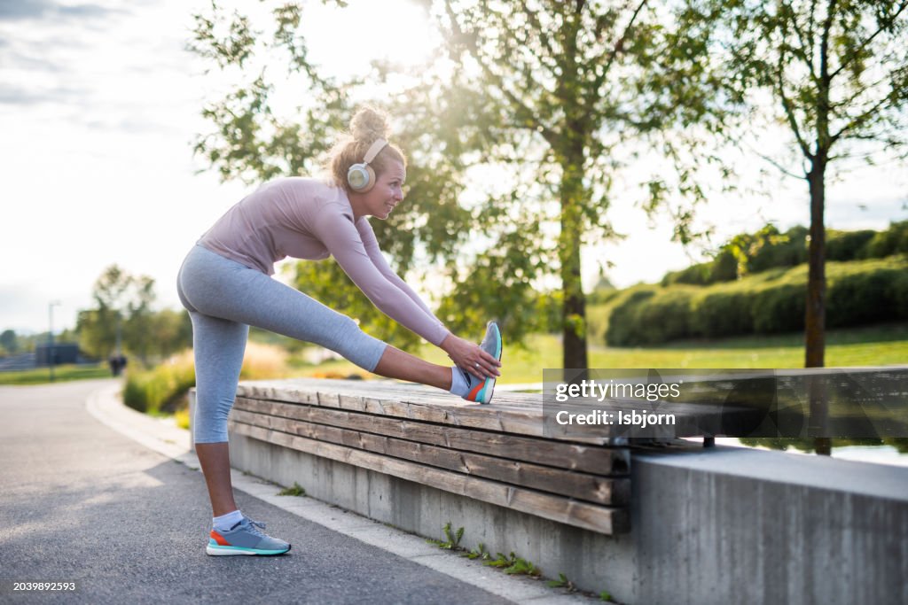 Une femme blonde s’étire par une journée ensoleillée