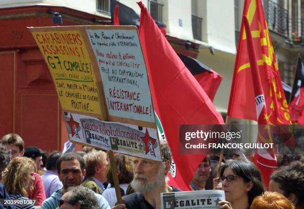 Des personnes manifestent, le 21 juillet 2001 devant l'ambassade d'Italie à Paris, lors d'un rassemblement à l'appel de l'Union syndicale-G10...