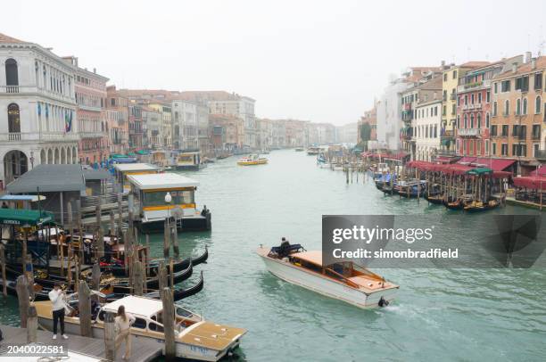 the grand canal from the rialto bridge, venice, italy - canale grande venedig stock-fotos und bilder