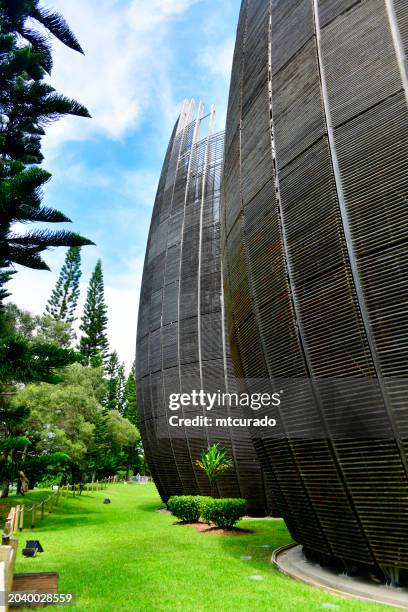 centro cultural tjibaou - construido con madera de iroko (teca africana), numea, nueva caledonia - grande terre nueva caledonia fotografías e imágenes de stock
