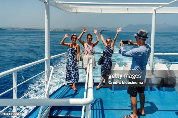 die besten erinnerungen werden auf dem schiff gemacht - passagier wasserfahrzeug stock-fotos und bilder