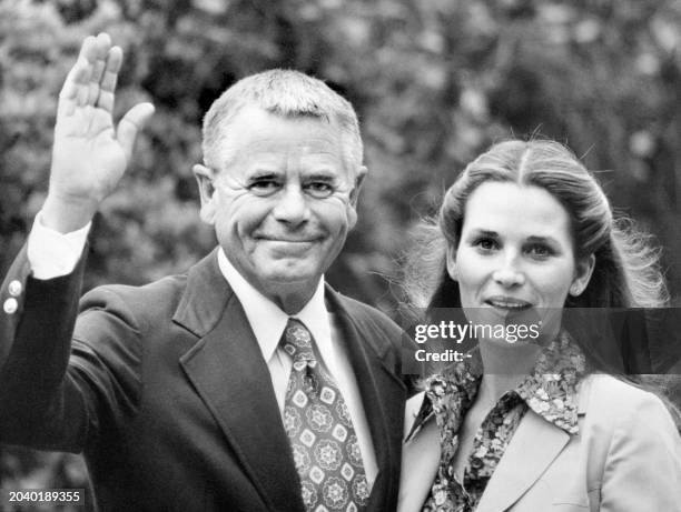 Photo prise le 19 avril 1977 de l'acteur américain Glenn Ford et sa troisième épouse Cynthia Howard à leur arrivée à Londres où ils voyagent à...