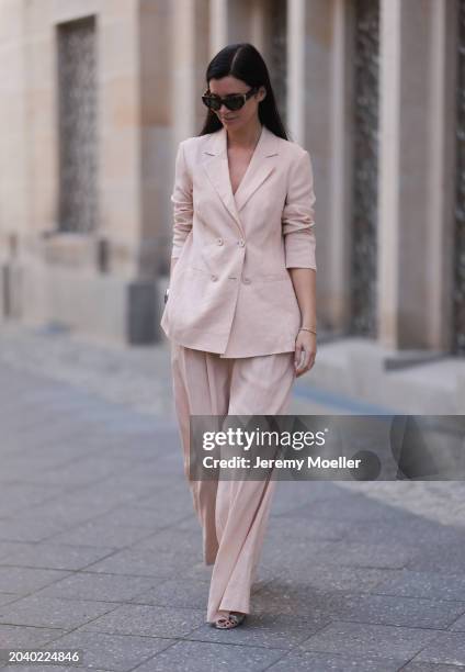 Leo Eberlin seen wearing YSL brown tortoise sunglasses, Leo Mathild diamond jewelry / rings and bracelet, Marc Cain light pink elegant blazer jacket,...