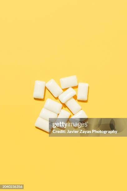 bubble gum on a yellow background - kauwgom stockfoto's en -beelden