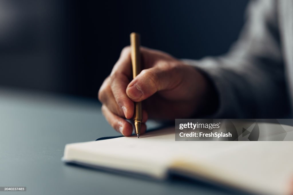 Close-up da Escrita à Mão no Caderno com Caneta de Luxo, Foco na Escrita