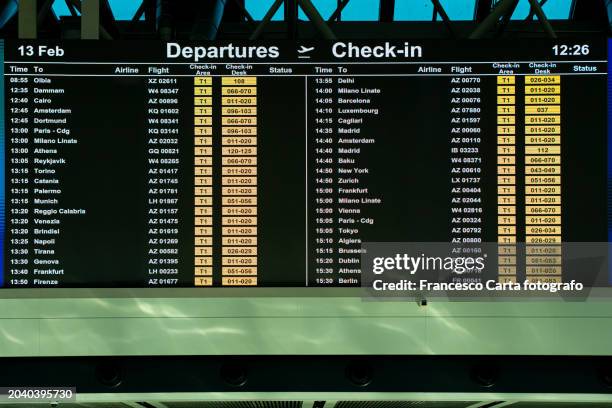 airport message board, departure and arrival information - abu dhabi airport photos et images de collection