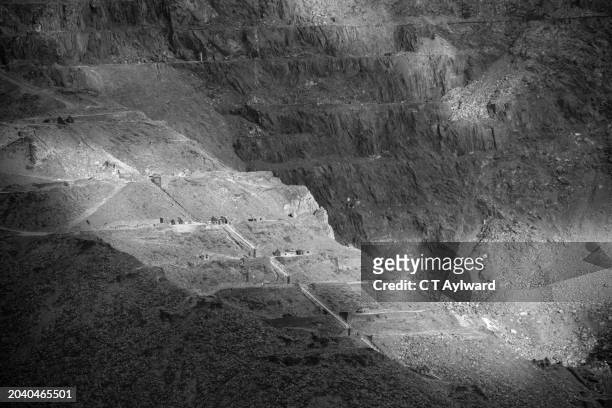 layers of dinorwic slate quarry north wales - dinorwic quarry stock-fotos und bilder