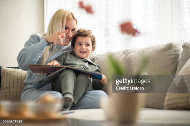 mom is showing something to the baby - baby hands pointing stock pictures, royalty-free photos & images