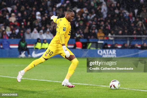 Steve Mandanda of Stade Rennais FC shoots the ball during the Ligue 1 Uber Eats match between Paris Saint-Germain and Stade Rennais FC at Parc des...