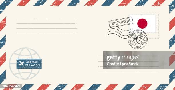 blanko-luftpost-grunge-umschlag mit japan-briefmarke. vintage-postkarten-vektorillustration mit japanischer nationalflagge isoliert auf weißem hintergrund. retro-stil. - luftpost stock-grafiken, -clipart, -cartoons und -symbole
