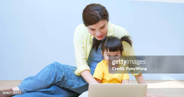 asian mother accompany kid laptop - accompanying stock pictures, royalty-free photos & images