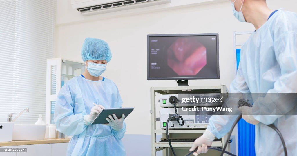 消化器内科医はマイクロカメラを使用します