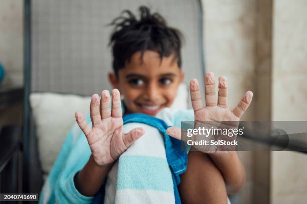 salir de la piscina con las manos arrugadas - cute pakistani boys fotografías e imágenes de stock