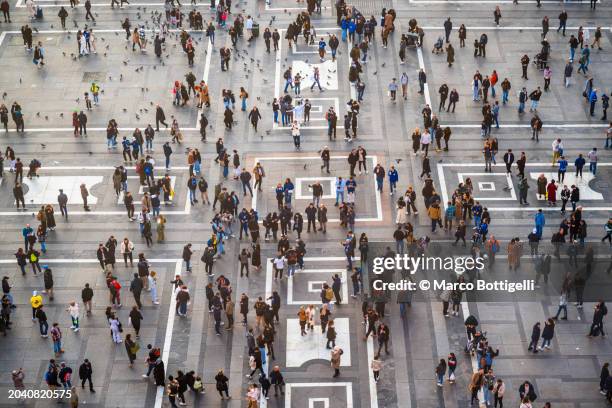 people walking on piazza del duomo, milan, italy - explosão demográfica imagens e fotografias de stock