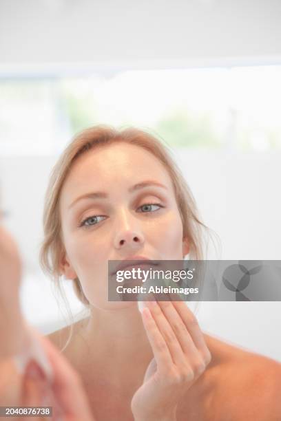 woman using  cleansing cotton pad on face - shoulder pad 個照片及圖片檔