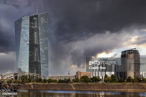 ecb tower and residential buildings in frankfurt/ main, germany - todas as unidades monetárias europeias imagens e fotografias de stock