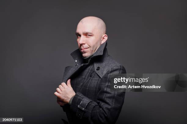 prodigal bald hair man , dressed in classic coat - complètement chauve photos et images de collection