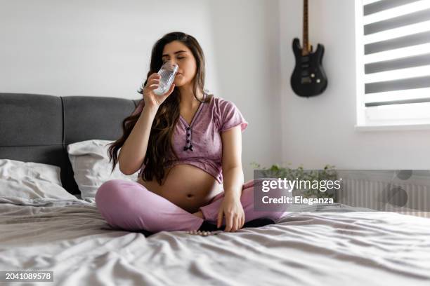 pregnant woman having morning sickness - morning sickness fotografías e imágenes de stock