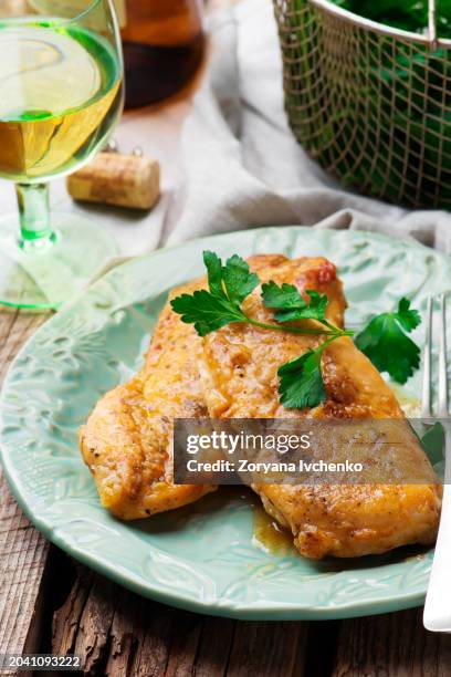 chicken brest in marsala sauce - chicken marsala stock pictures, royalty-free photos & images