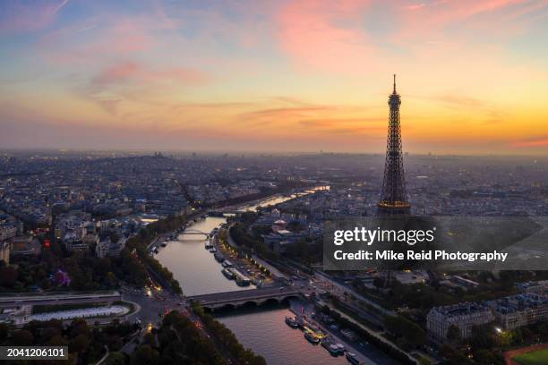 aerial paris seine river eiffel tower bridges 7th division dawn - paris france photos et images de collection