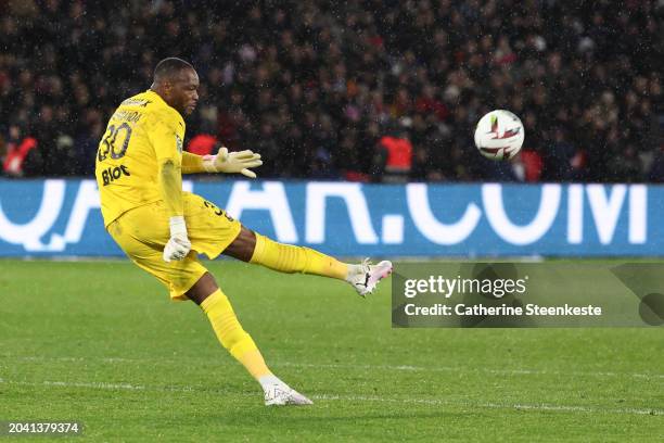 Steve Mandanda of Stade Rennais FC shoots the ball during the Ligue 1 Uber Eats match between Paris Saint-Germain and Stade Rennais FC at Parc des...