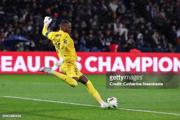 Steve Mandanda of Stade Rennais FC shoots the ball during the Ligue 1 Uber Eats match between Paris Saint-Germain and Stade Rennais FC at Parc des...