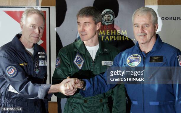 Astronaut John Phillips , Russian cosmonaut Sergey Krikalev and US space tourist Greg Olsen pose for a picture after their news conference in Star...