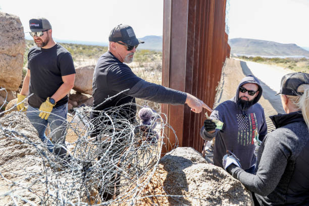 CA: Right Wing Veterans Group Installs Razor Wire Barriers Along California Border