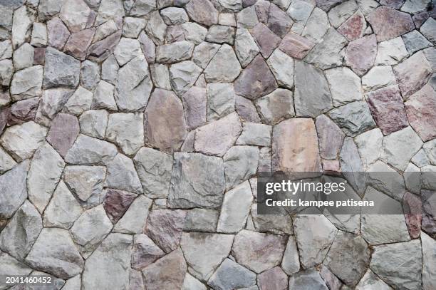 full frame shot of stack stone wall texture - mur de pierres photos et images de collection