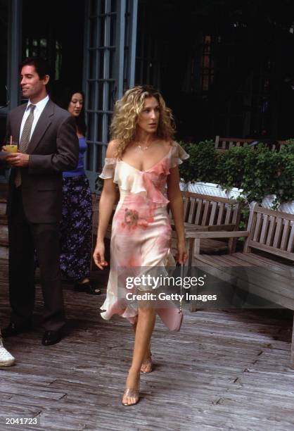 American actor Sarah Jessica Parker walks on the set of the TV series, 'Sex and the City' during production for the third season, February 14, 2001.