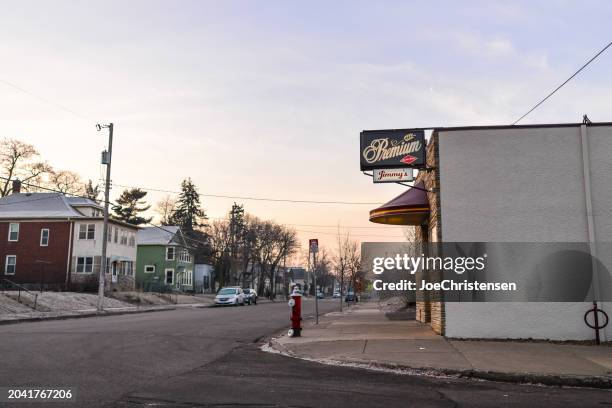 dive bars in northeast minneapolis - jimmy's bar - diving to the ground stock pictures, royalty-free photos & images