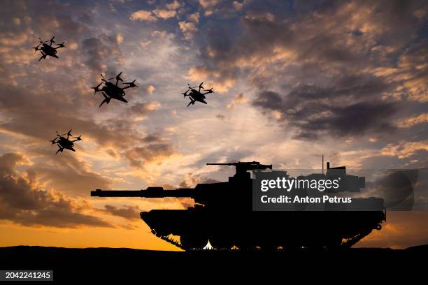 armored tank and fpv kamikaze drones - tanque fotografías e imágenes de stock