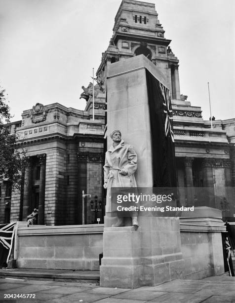 The Merchant Seamen's Memorial, Tower Hill, London, November 5th 1955. The memorial was unveiled that day by Queen Elizabeth II.