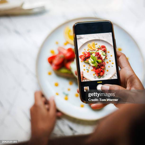 smartphone food photography in action - photo messaging stock pictures, royalty-free photos & images