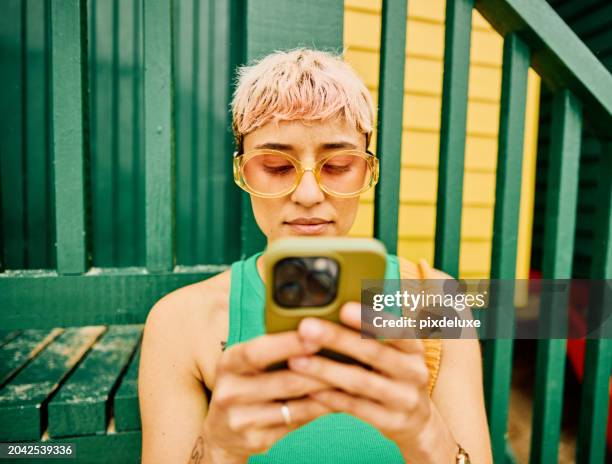 giovane viaggiatore solitario che usa il suo telefono in vacanza - bold colors foto e immagini stock
