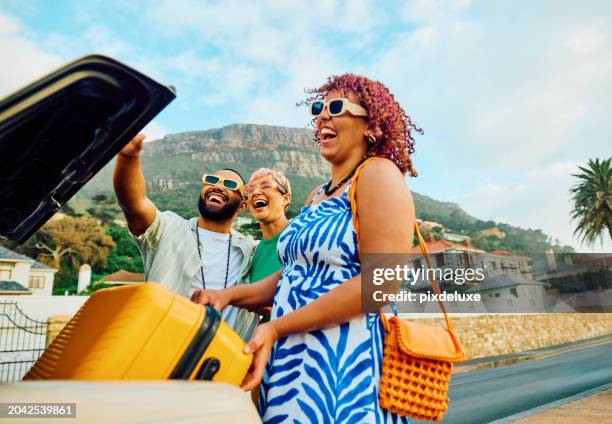 des amis joyeux qui prennent un selfie en vacances - couleur vive photos et images de collection