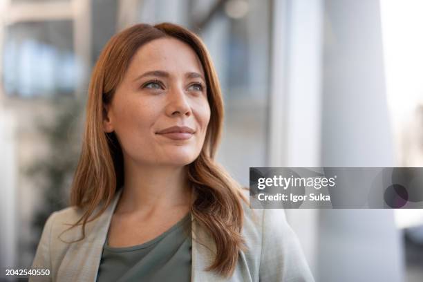 retrato de mujer de negocios de éxito - confianza en sí mismo fotografías e imágenes de stock