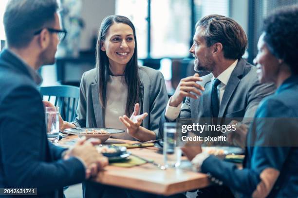 charla de negocios durante el almuerzo - comida de negocios fotografías e imágenes de stock