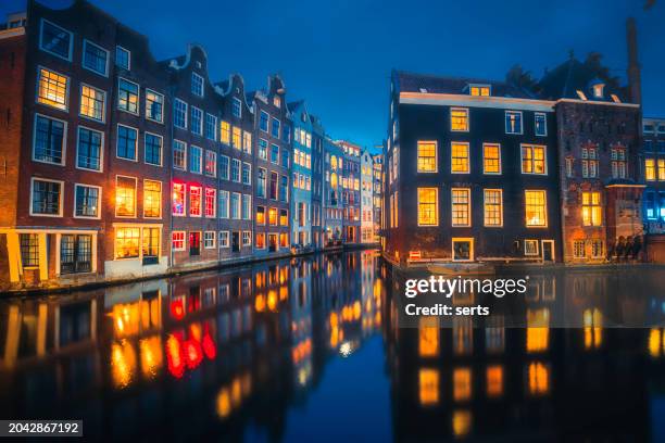 lueur du soir dans les canaux d’amsterdam illuminés par des maisons à amsterdam, pays-bas - amsterdam photos et images de collection
