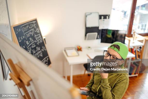 adolescent étudiant dur à la maison - boy in hard hat photos et images de collection