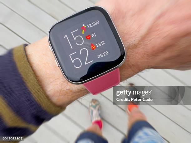 fitness watch showing calories and step count - zählen stock-fotos und bilder