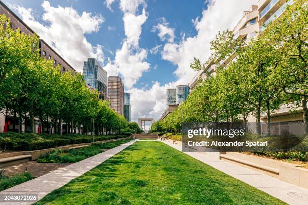 la defense business district on a sunny summer day, paris, france - ville milieu urbain photos et images de collection