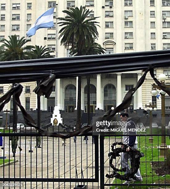 Worker removes debris left over from the protests regarding the econoomy in Buenos Aires, Argentina 15 August 2001. Un empleado civil del ejercito...