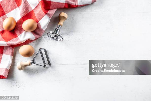 red checkered tablecloth loosely placed on the left side of the table. free space for product and information. - tavolo top view foto e immagini stock