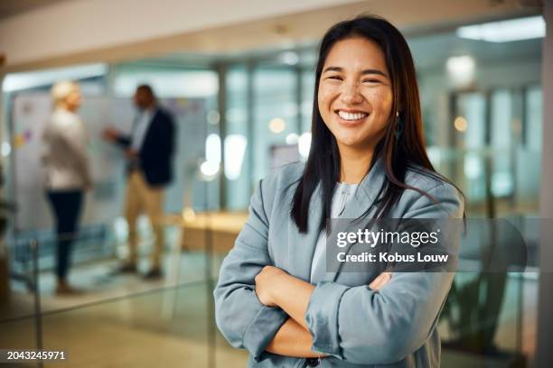 portrait, business and happy asian woman with arms crossed in office, workplace or company for career. face, confident consultant or smile of professional entrepreneur or employee working in thailand - entrepreneur stockfoto's en -beelden