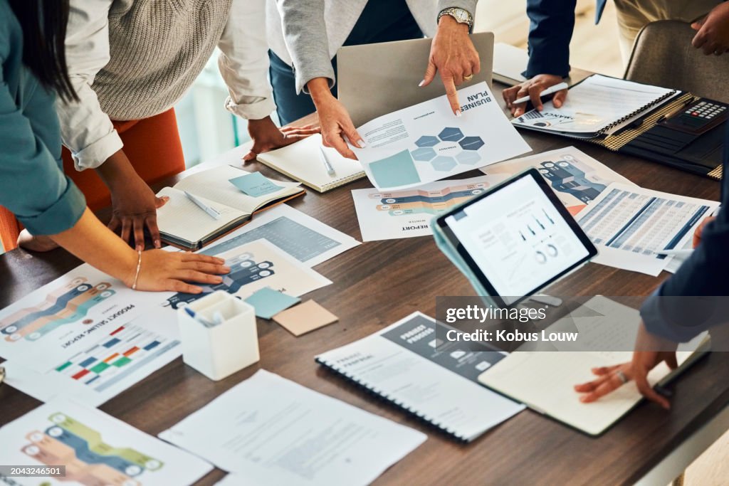 Geschäftsleute, Teamarbeit und Diagramme dokumentieren mit Brainstorming, Projektplanung oder Datenanalyse. Kollegen, Partnerschaft und Statistiken auf Tablet in London für Finanzberichte, Diagramme oder Berichte