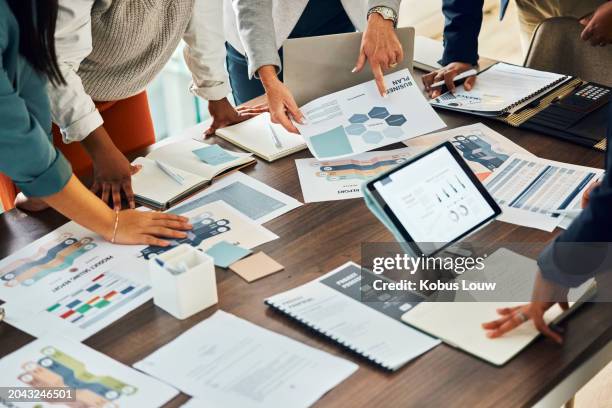 empresarios, trabajo en equipo y documentos gráficos con lluvia de ideas, planificación de proyectos o análisis de datos. colegas, socios y estadísticas en la tableta en londres para revisión financiera, gráficos o informes - presentación comercial fotografías e imágenes de stock